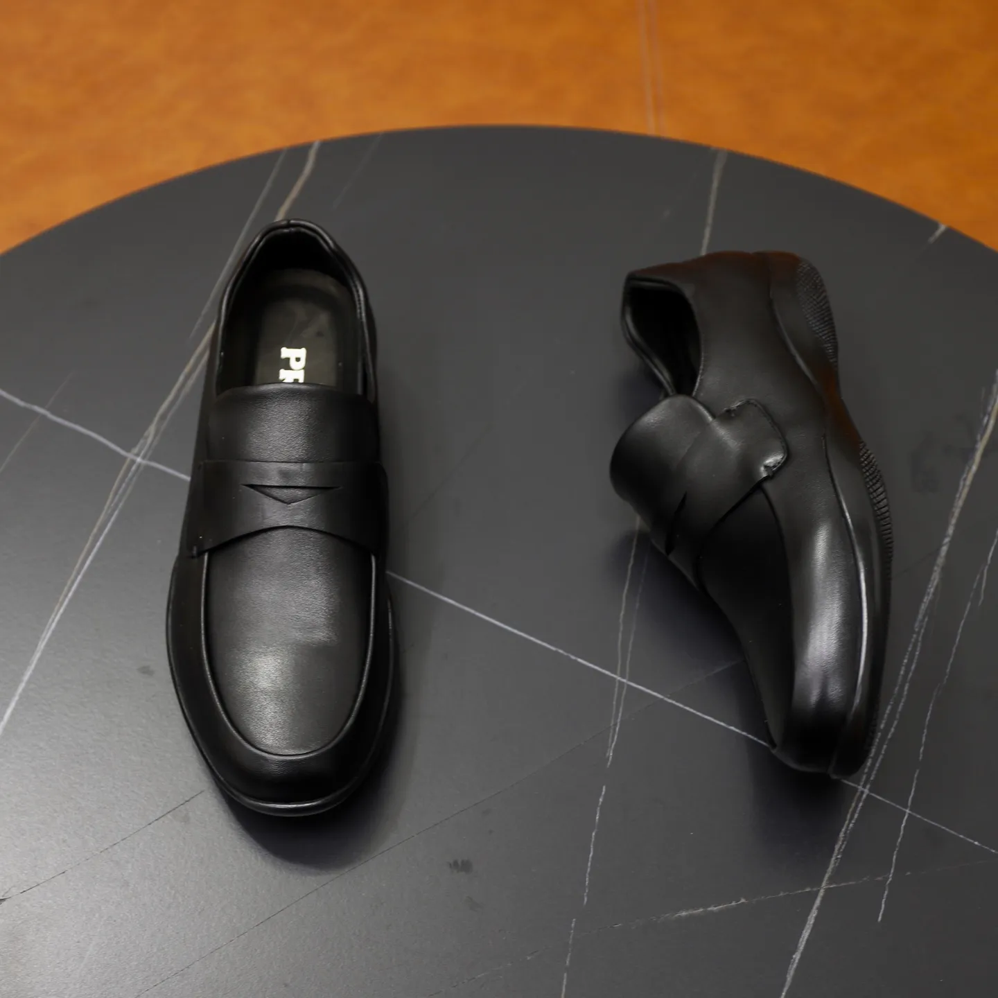 Factory price: 600💰Top original order Brand: PRADA (Prada) Standard code: Men's size 38/44 (45 can be customized) Grade: Same as the official website Material: Original cowhide surface, cowhide lining, original wear-resistant soft outsole Style category: casual sports shoes, young fashion, European and American trends, British style Color: actual picture color